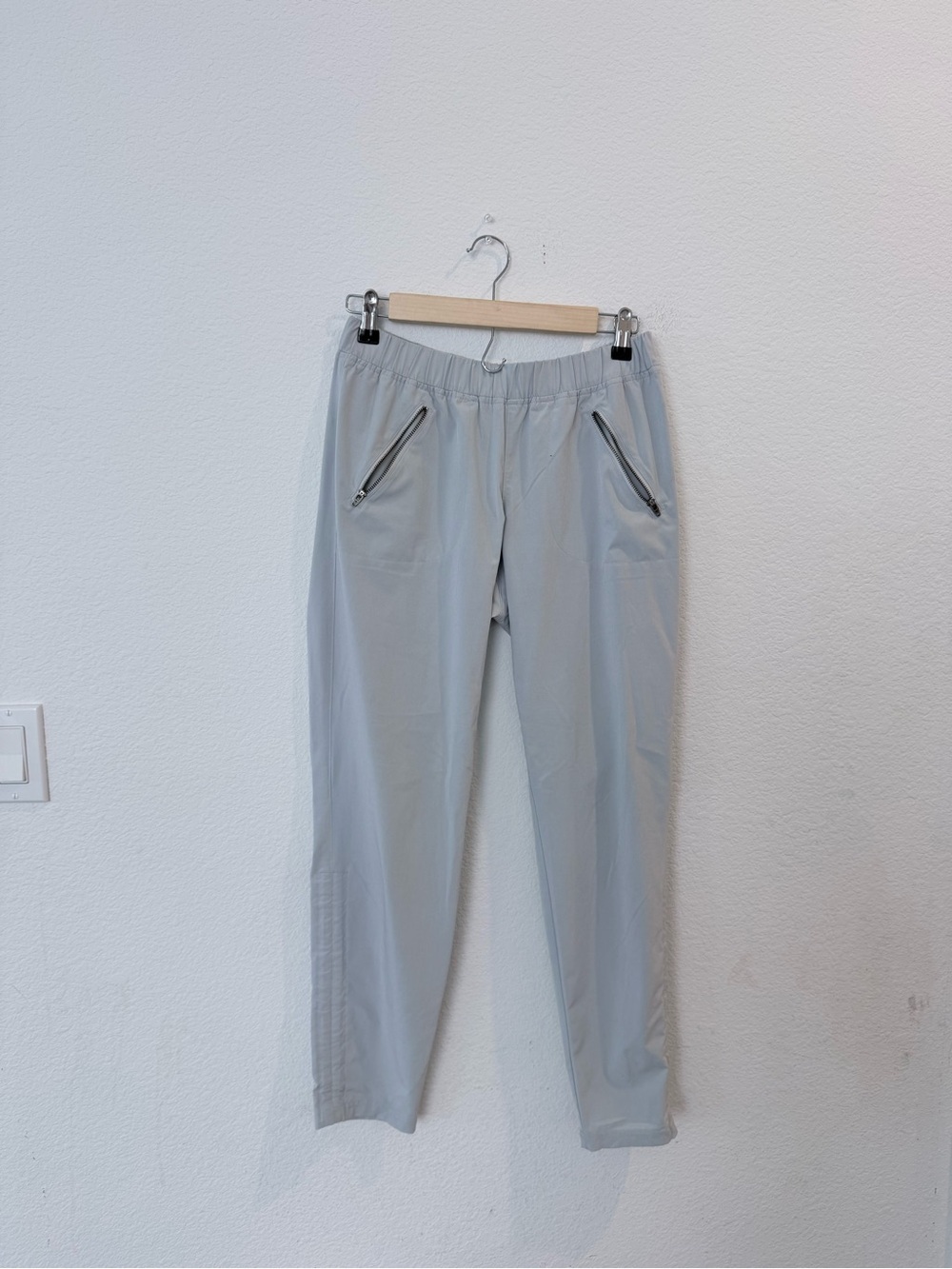 Athleta- Aspire Ankle Pant in a cobblestone Grey- Size 2